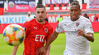 Ball im Blick: Kölns Marcel Gottschling (l.) gegen Caniggia Ginola Elva © imago images/Eibner