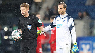 Teil des Drei-Stufen-Plans: Schiedsrichter Dingert (l.) unterbricht Partie in Sinsheim © imago images/Jan Huebner