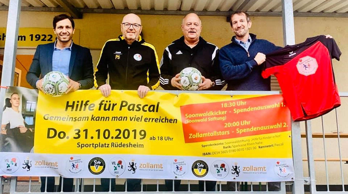 Peter Spira (2. v.l.) treibt das Engagement für Pascal als 2. Vorsitzende des VfL Rüdesheim voran © Verein