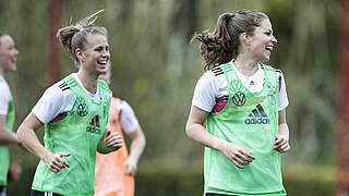 Mit Spaß beim Training: Melanie Leupolz (r.) und Co. © Thomas Böcker/DFB 