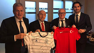 Trikottausch mit Verbandsoffiziellen der Türkei: DFB-Präsident Fritz Keller (2.v.r.) © DFB