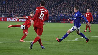 Schuss ins Glück: Joshua Kimmich nimmt Maß und trifft für die Bayern auf Schalke © Getty Images