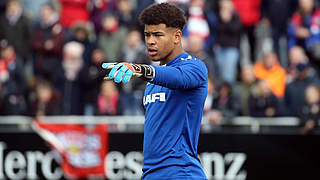 Treffsicher: Freiburgs Keeper Noah Atubolu trägt sich in die Torschützenliste ein © imago images / Sportfoto Rudel