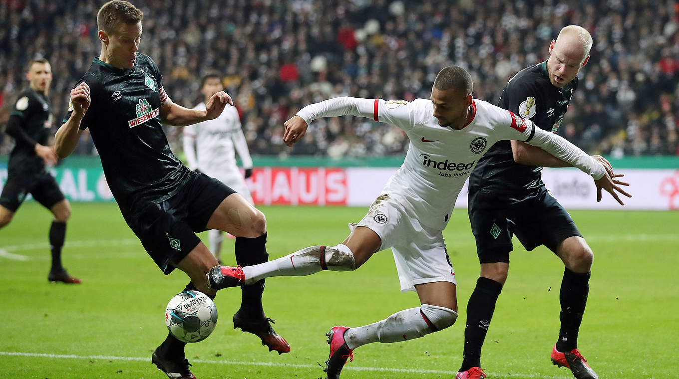 Two Werder players try to dispossess Djibril Sow. © Getty Images