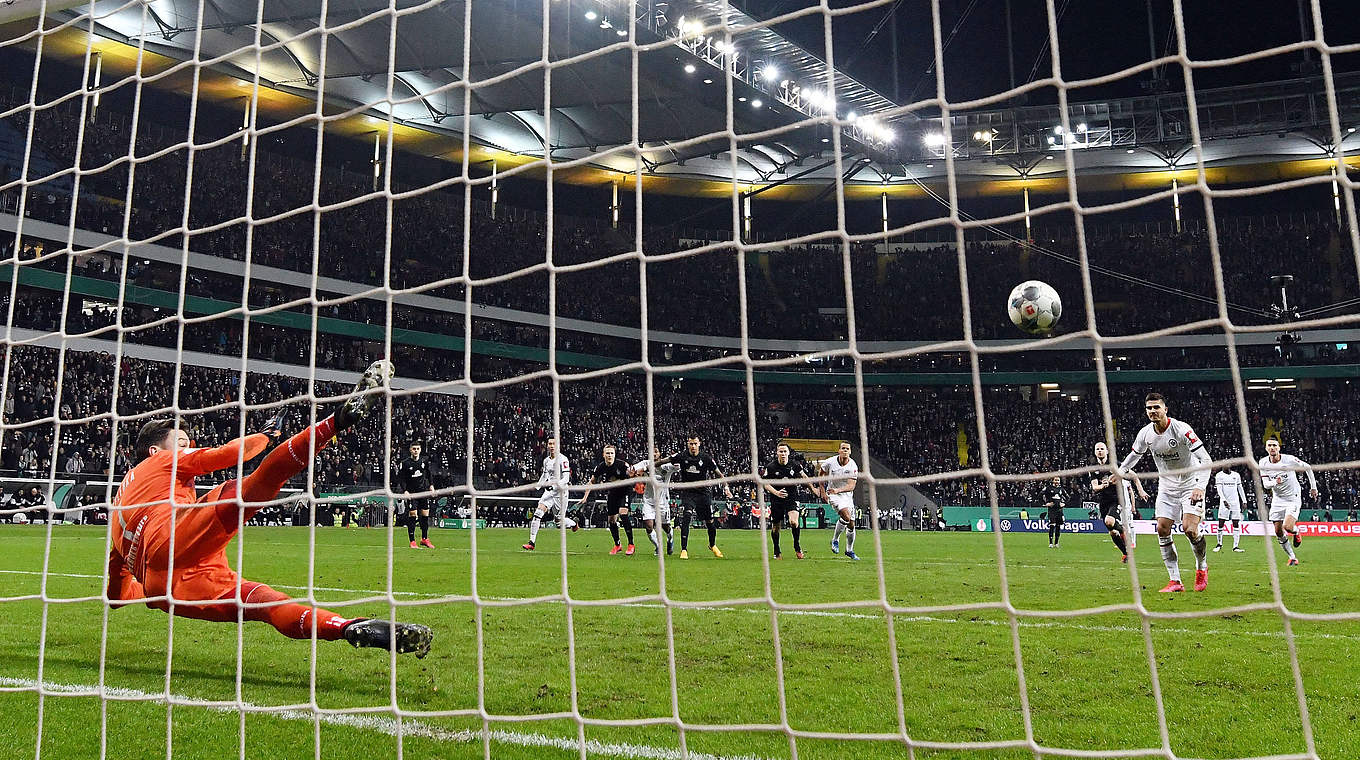 Souverän verladen: Andre Silva (r.v.) trifft vom Punkt zur Frankfurter Führung  © imago images/Jan Huebner