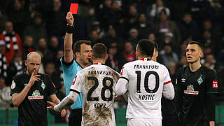 Wird von Schiedsrichter Felix Zwayer des Feldes verwiesen: Frankfurts Filip Kostic © imago images/Thomas Frey