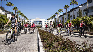 Ein sonniger Tag an der Algarve: die deutschen Frauen mit Radsport zur Regeneration © Thomas Böcker/DFB