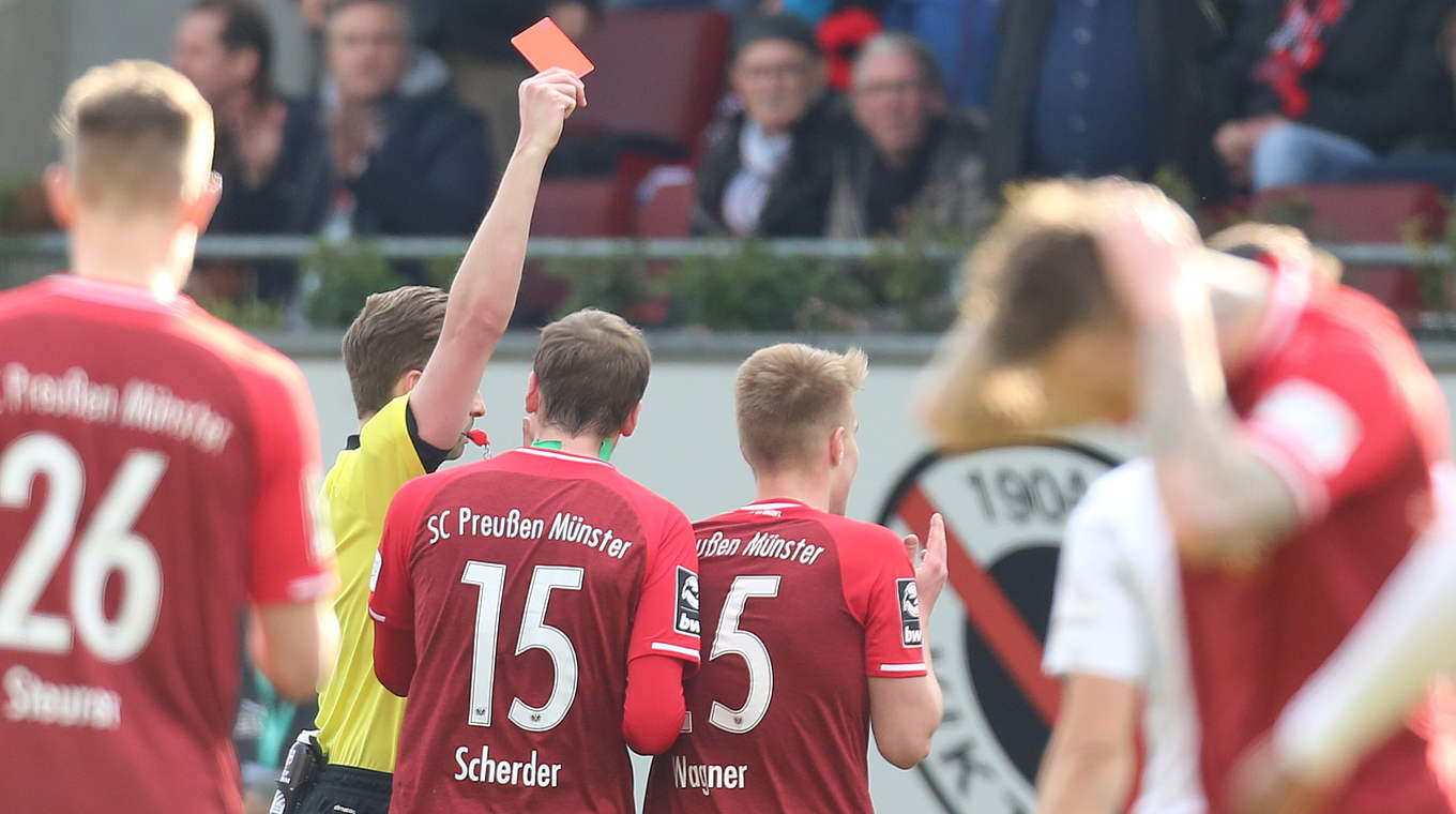 Muss dreimal aussetzen: Fridolin Wagner vom SC Preußen Münster (4.v.l.) © 2020 Getty Images