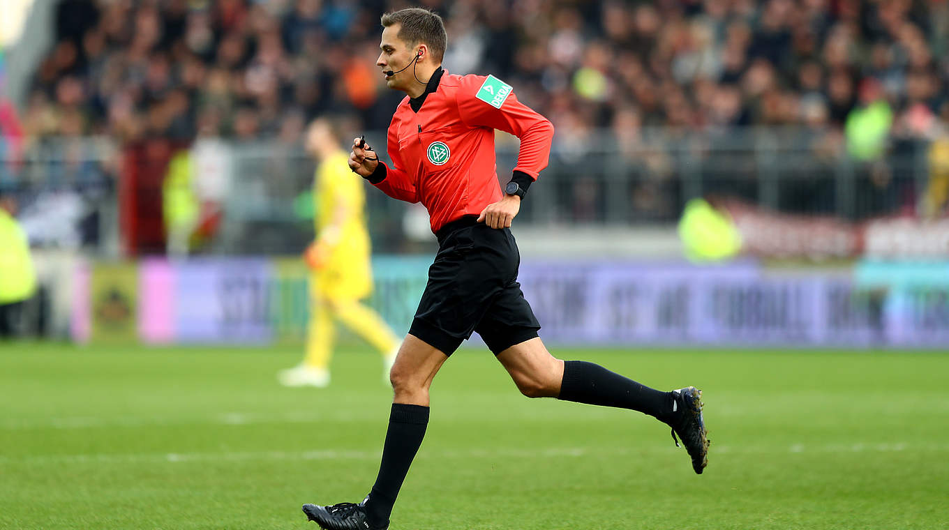 Absolviert in Düsseldorf seinen 104. Einsatz in der Bundesliga: Referee Robert Hartmann © Getty Images