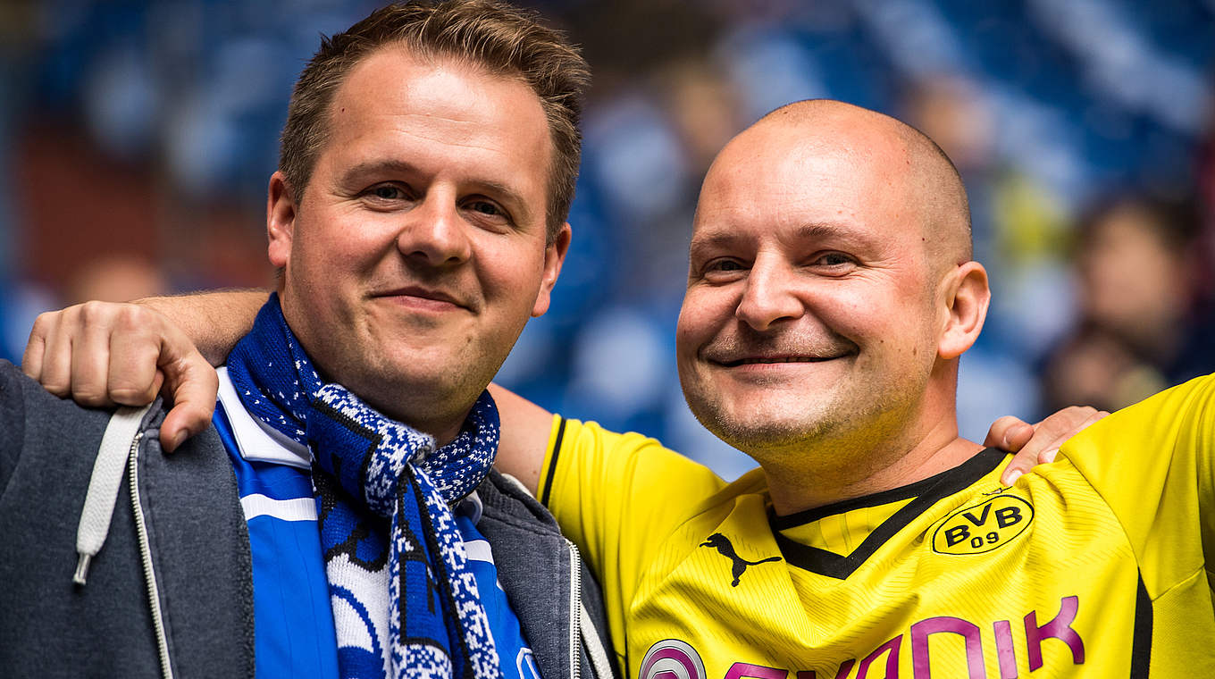 In der Corona-Krise gemeinsam für die Gesellschaft da: S04- und BVB-Fans © Getty Images