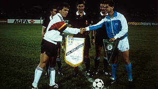 Kapitän Matthäus (l.): Wimpelaustausch bei der Premiere gegen die Auswahl Israels 1987 © Imago