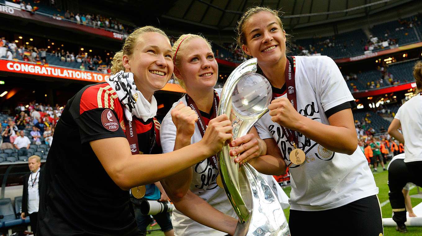 "Unglaubliche und unvergessliche Zeit": Leonie Maier (M.) mit dem EM-Pokal 2013 © 2013 AFP