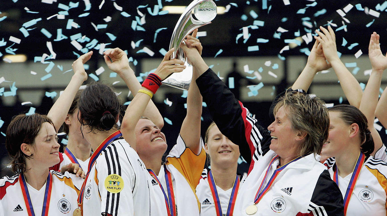 WM-Titel 2003, sechsmal Europameisterin: Tina Theune (2.v.r.) mit den DFB-Frauen © Getty Images