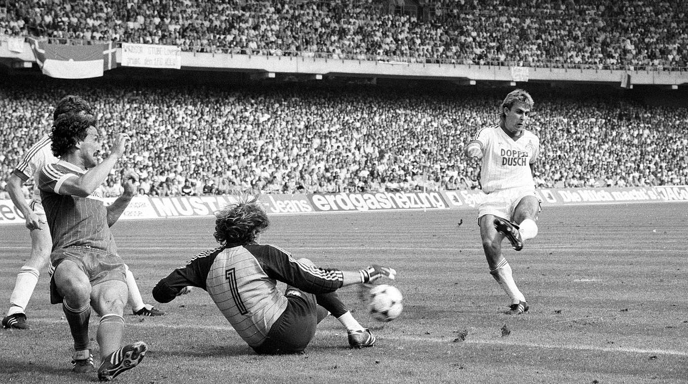 Pokalsieg mit dem 1. FC Köln: Littbarski trifft 1983 zum 1:0 gegen Stadtrivale Fortuna © imago