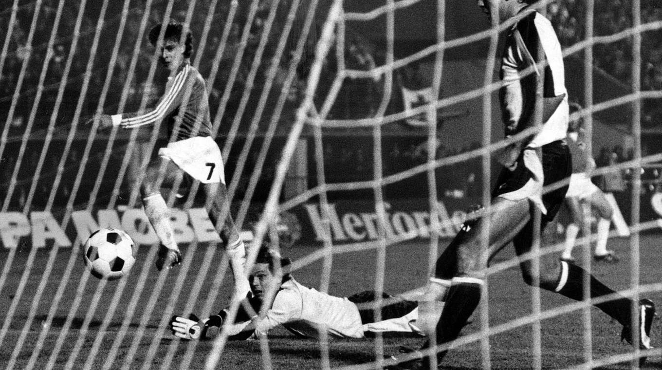 Zwei Tore beim Länderspieldebüt: Littbarski (l.) trifft 1981 in Wien gegen Österreich © imago