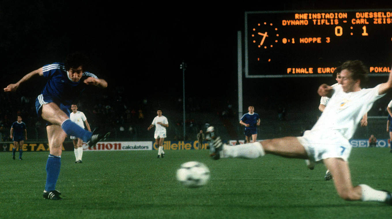 Jena verliert das 1981 Finale in Düsseldorf: Guzajew (l.) erzielt das 1:1 für Tiflis © imago