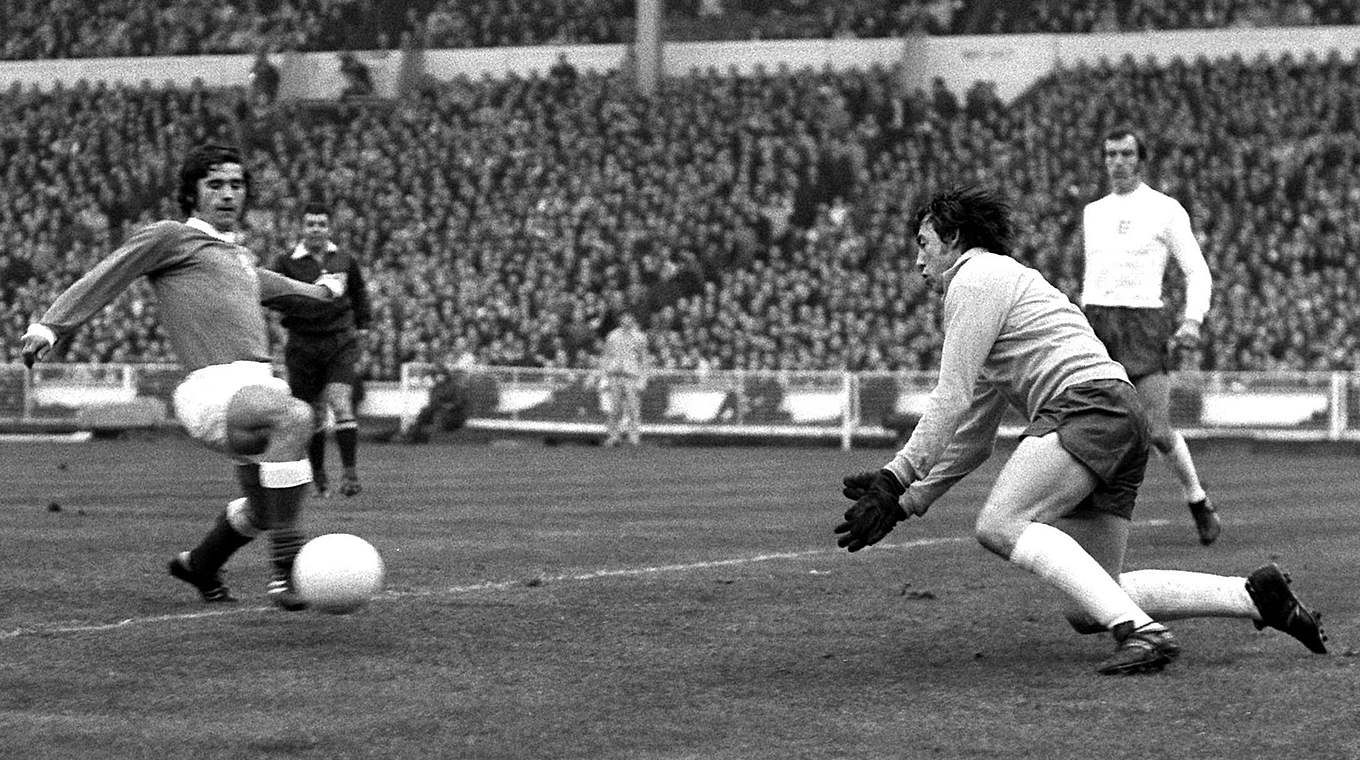 Torschütze gegen England: Gerd Müller (l.) beim ersten Erfolg im Wembleystadion 1972 © imago