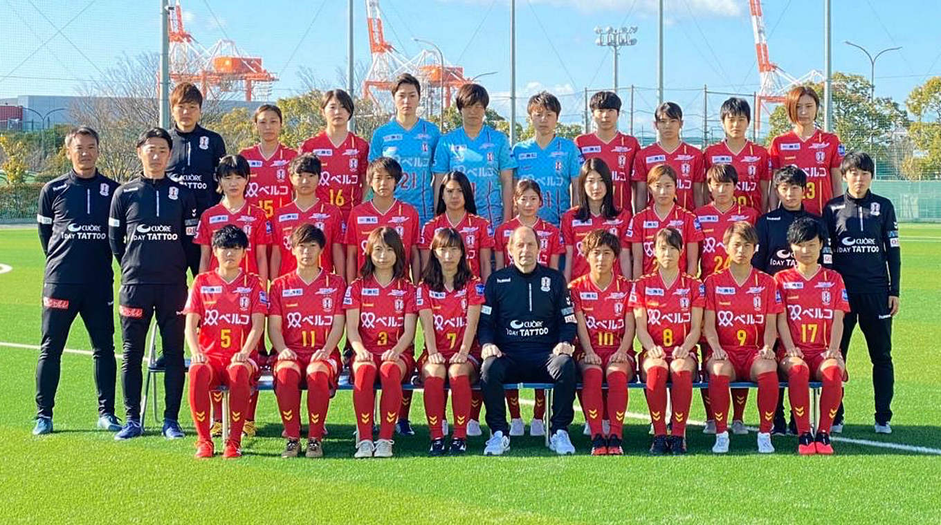 Inmitten seines Frauen-Teams: Trainer Gert Engels (untere Reihe, Mitte) © INAC Kobe