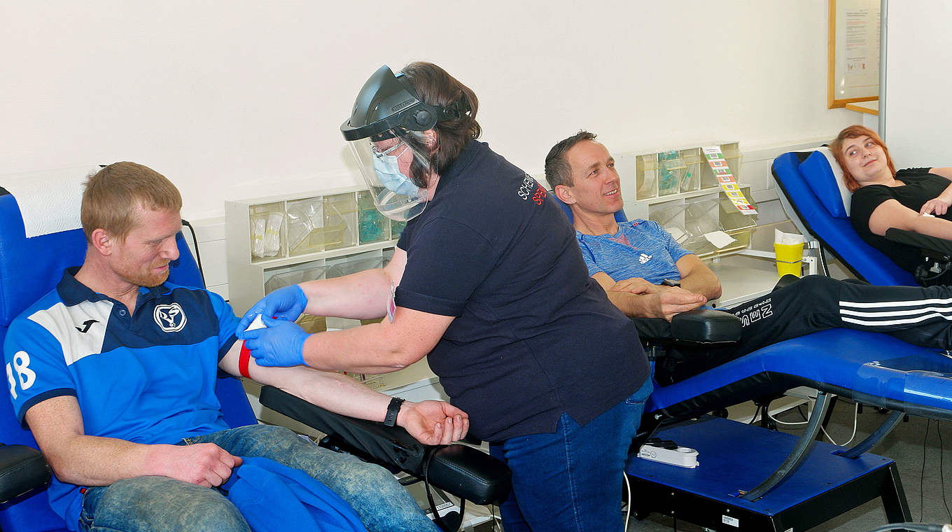 Aderlass beim Dessauer SV: Cindy Schödel nimmt die Blutabnahme persönlich vor © Städtisches Klinikum Dessau