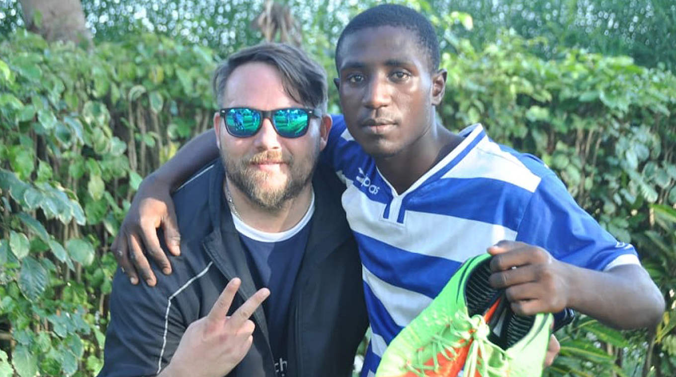 Schöne Erinnerung: MSV-Fan Mathias Langnickel (l.) bei "TanZebras FC" in Tansania © privat