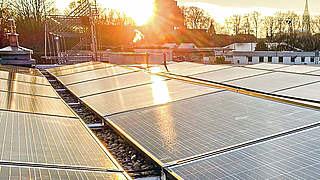 Auf dem Dach des Nachwuchsleistungszentrums: 200 Quadratmeter Solarmodule © SWU