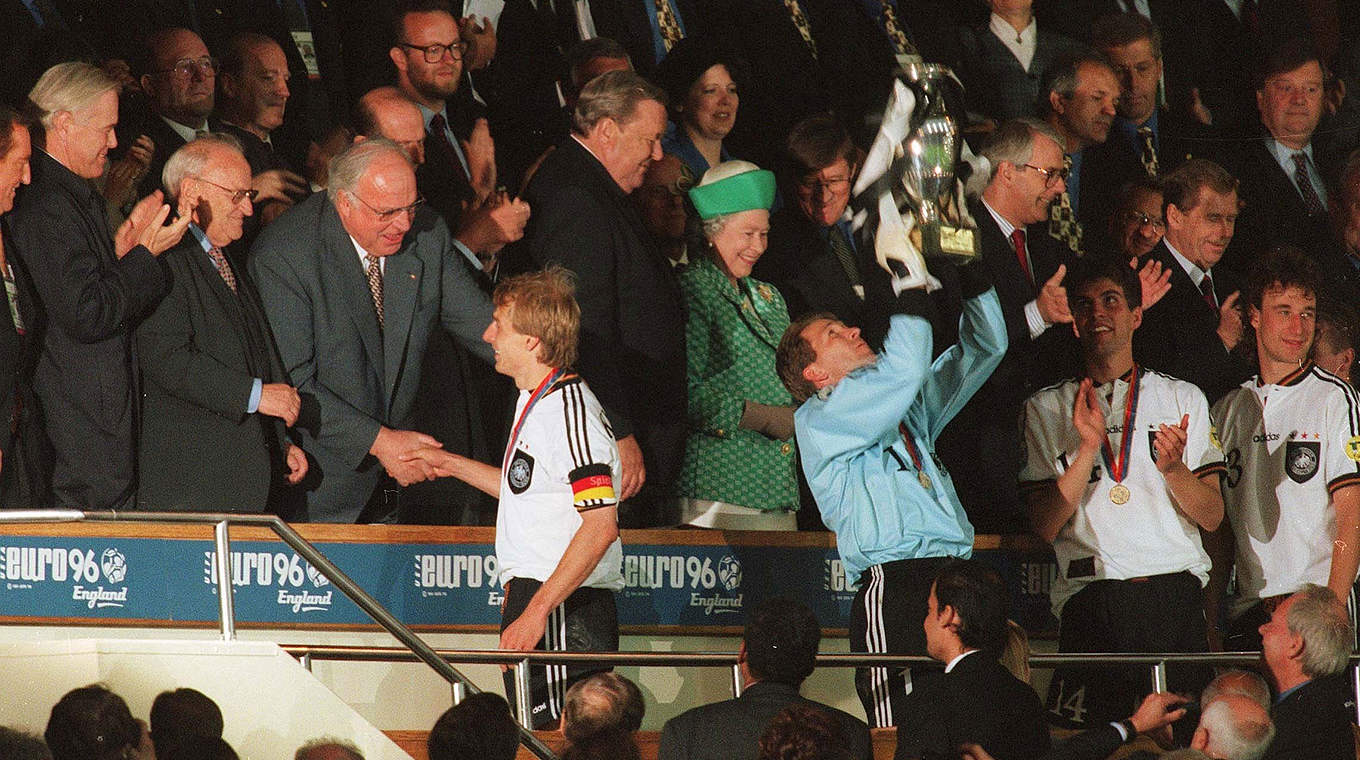 Europameister 1996: Andreas Köpke mit dem EM-Pokal in England © Getty Images