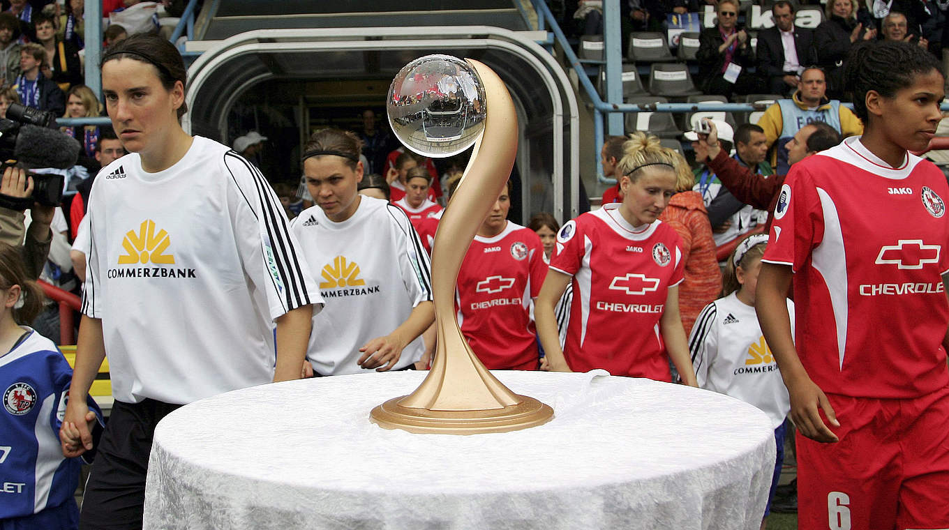 Auf den Sieg fokussiert: Rekordnationalspielerin Birgit Prinz (l.) beim Einlauf der Teams © getty images