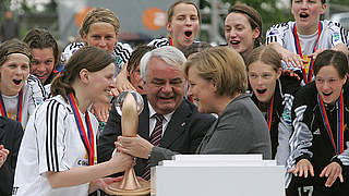 Am Ziel: Bundeskanzlerin Angela Merkel (v.r.) überreicht den Pokal an Pia Wunderlich © getty images