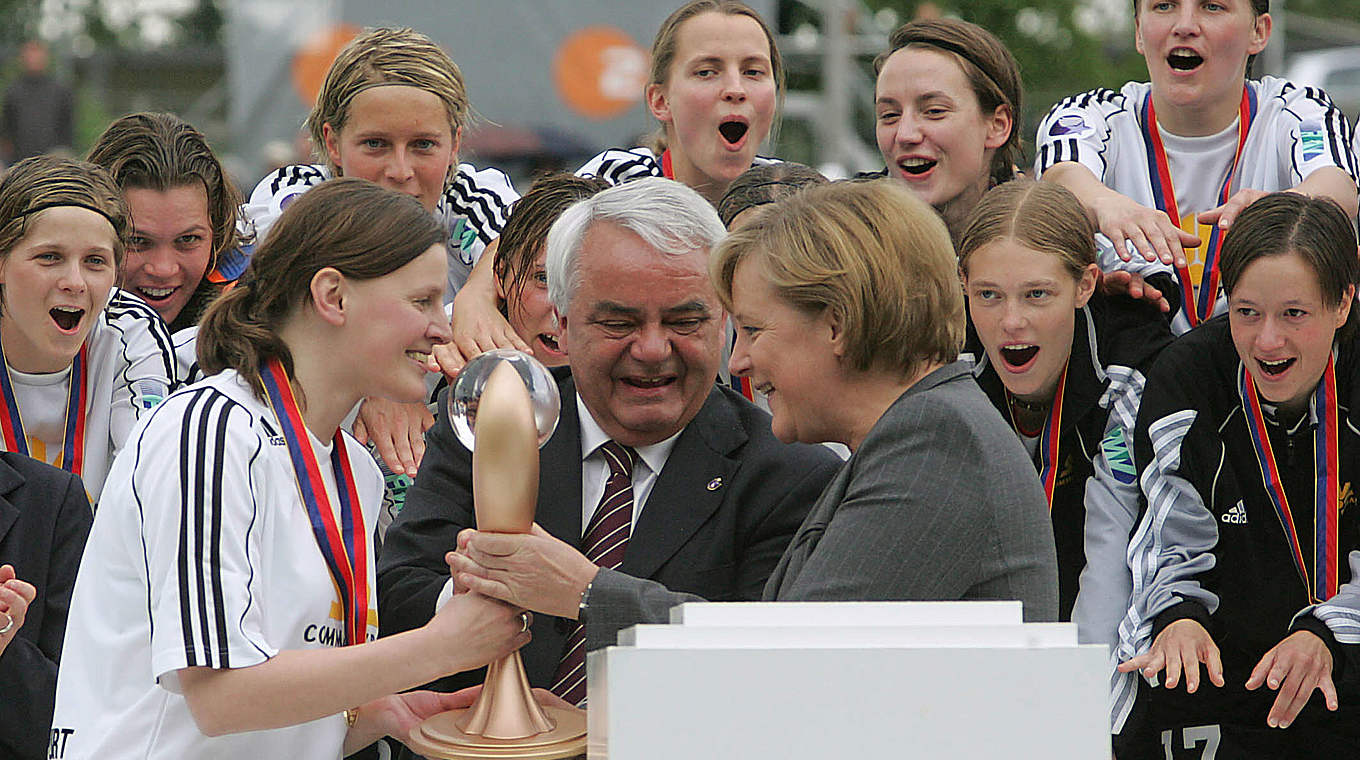 Am Ziel: Bundeskanzlerin Angela Merkel (v.r.) überreicht den Pokal an Pia Wunderlich © getty images