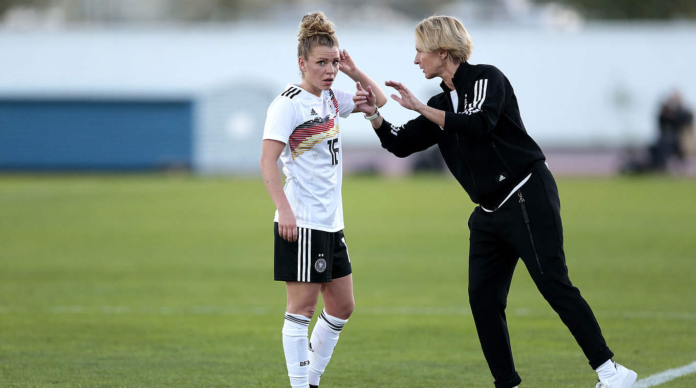 Heiß auf den Restart: Linda Dallmann (l.) mit Bundestrainerin Martina Voss-Tecklenburg © Getty Images