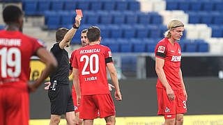 Von Schiedsrichter Felix Brych des Feldes verwiesen: Kölns Sebastiaan Bornauw (r.) © imago