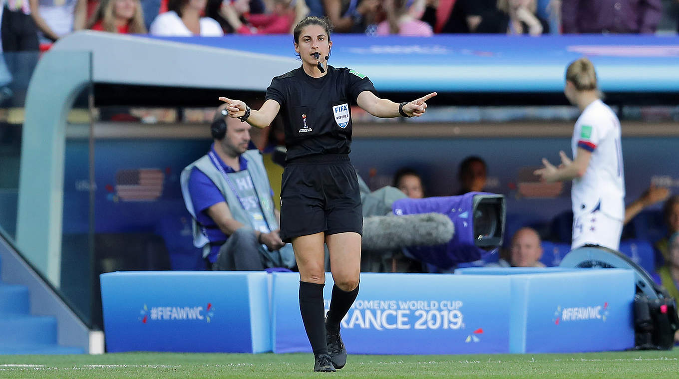 Hussein (M.): "Wunsch wäre es, einmal bei den Olympischen Spielen pfeifen zu dürfen" © 2019 Getty Images