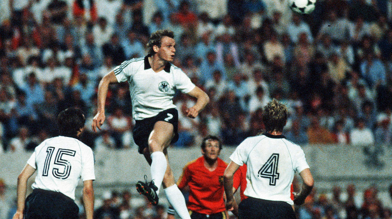 Lufthoheit: Abwehrspieler Hans Peter Briegel (2.v.l.) lässt im Finale nichts anbrennen © 1980 Getty Images