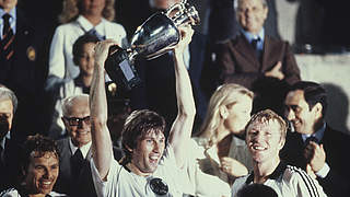 Manfred Kaltz (3.v.l.) stemmt den Pokal in die Luft: Deutschland gewinnt die EM 1980 © 1980 Allsport