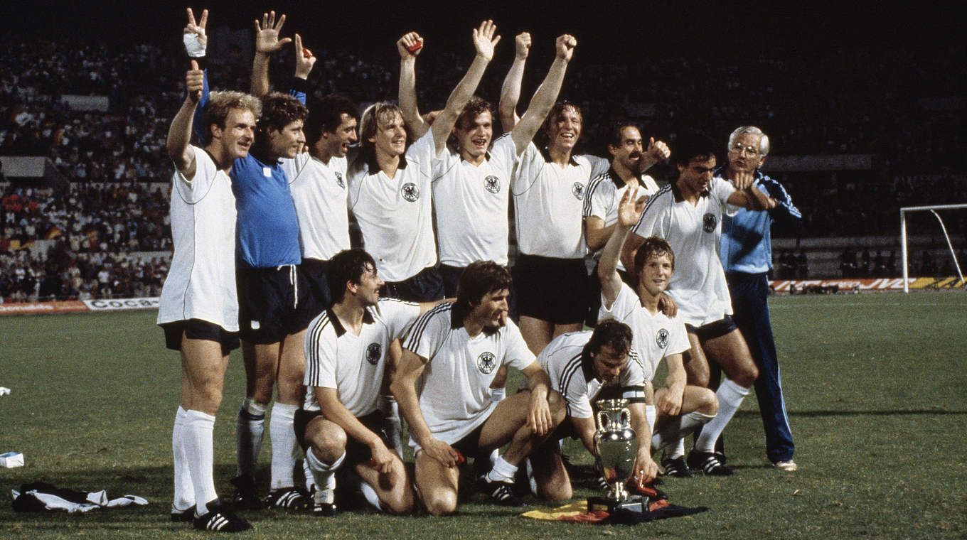 Jubelndes Siegerteam: "Endlich mal Offensivfußball, wie er den Zuschauern Spaß macht" © 1980 Allsport