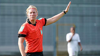 71. Einsatz in der Frauen-Bundesliga: Schiedsrichterin Mirka Derlin © imago images/foto2press