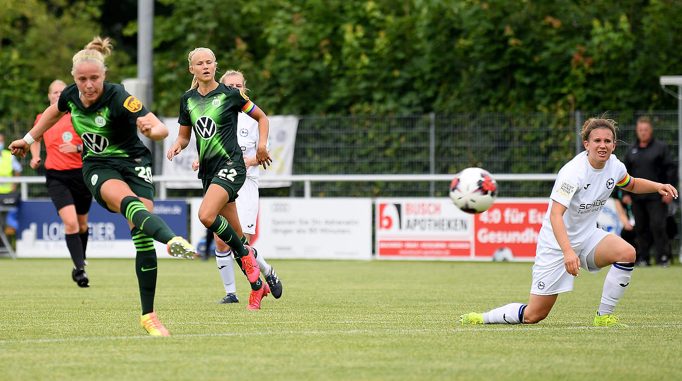 Aus der Distanz zum 2:0: Pia-Sophie Wolter (l.) setzt den Ball neben den linken Pfosten © 2020 Getty Images