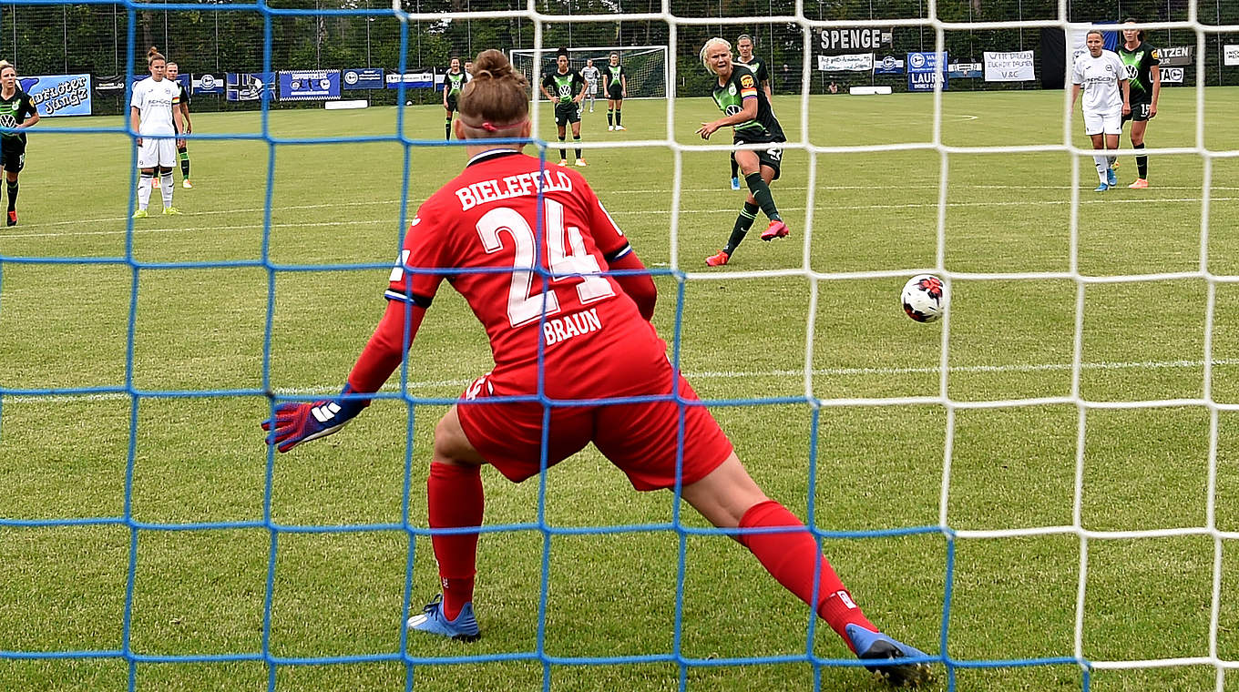 Leitet den Sieg per Elfmeter ein: Pernille Harder überwindet Keeperin Joyce Lee Braun © getty images