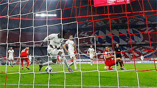 Entscheidender Moment: Robert Lewandowski (2.v.r.) staubt zum 2:1 für München ab © Getty Images