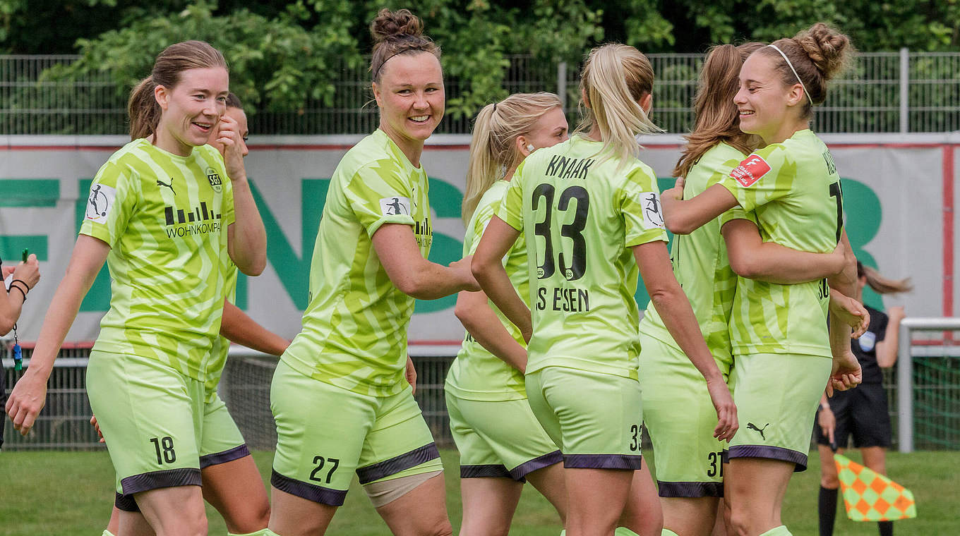 "Der Titelgewinn ist jetzt unser riesiges Ziel": Jacqueline Klasen (r.) und die SGS Essen © imago images/Beautiful Sports