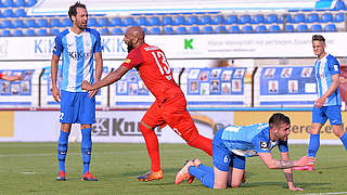 Setzt in Meppen das erste Ausrufezeichen des HFC: Torschütze Terrance Boyd (2.v.l.)
 © imago images/Revierfoto