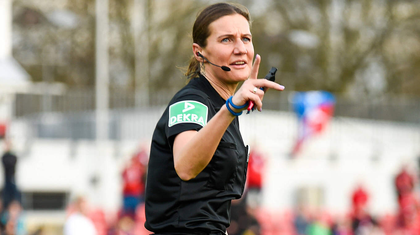 35. Einsatz in der Frauen-Bundesliga: Schiedsrichterin Nadine Westerhoff © imago