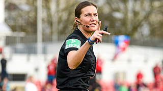 35. Einsatz in der Frauen-Bundesliga: Schiedsrichterin Nadine Westerhoff © imago