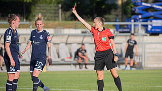 Im Spiel beim 1. FFC Frankfurt des Feldes verwiesen: Duisburgs Claire O'Riordan (l.) © imago