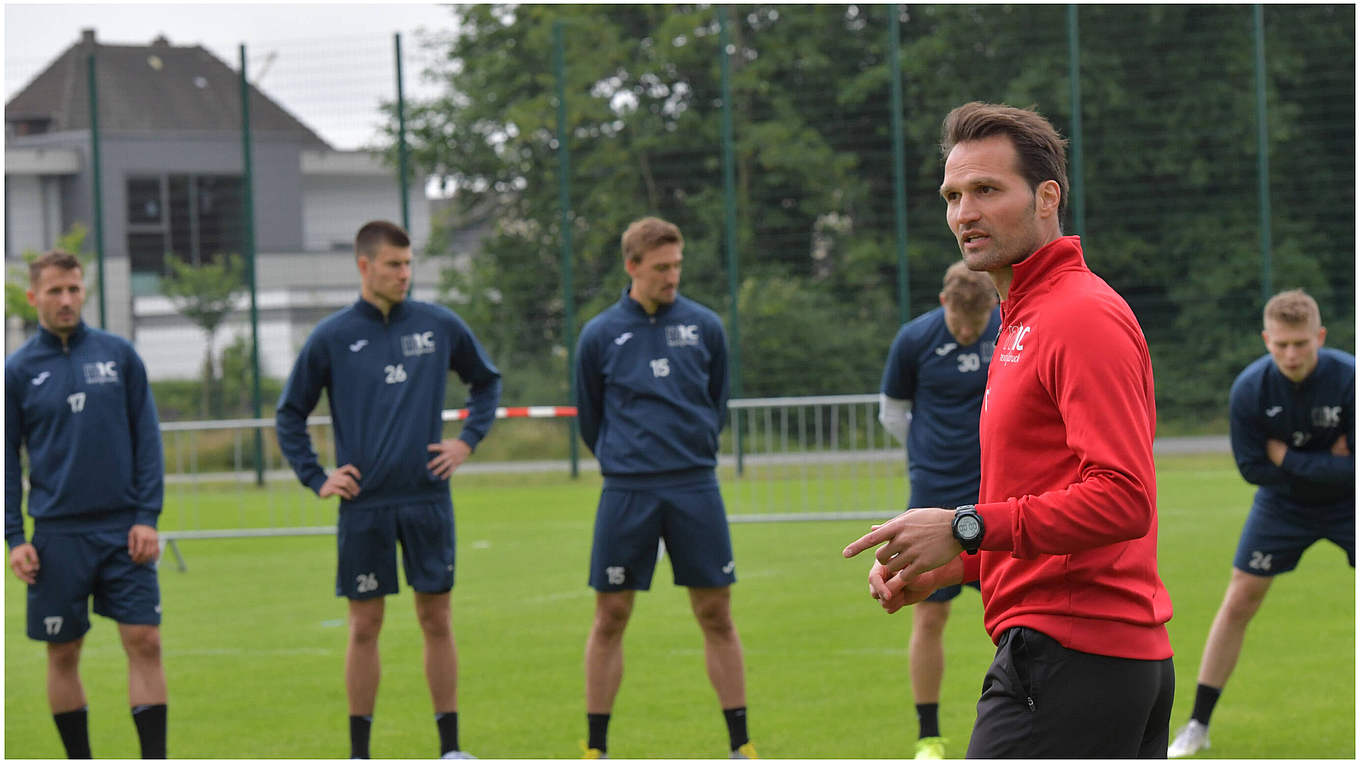 Früher Spieler, heute Trainer in Verl: SC-Coach Guerino Capretti (v.) © imago images