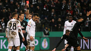 Die Sperre von vier DFB-Pokalspielen bleibt bestehen: Filip Kostic (M.) © imago images/Thomas Frey