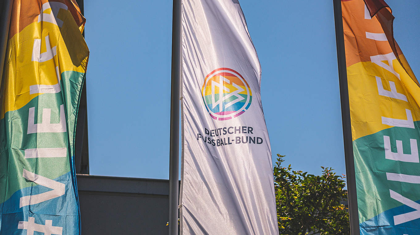 Weht auch 2020 wieder vor der DFB-Zentrale: die Regenbogenfahne © DFB/Karl Evers