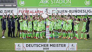 Meister VfL Wolfsburg: Die Wölfinnen halten die Schale erneut in ihren Händen  © Thomas Boecker/DFB