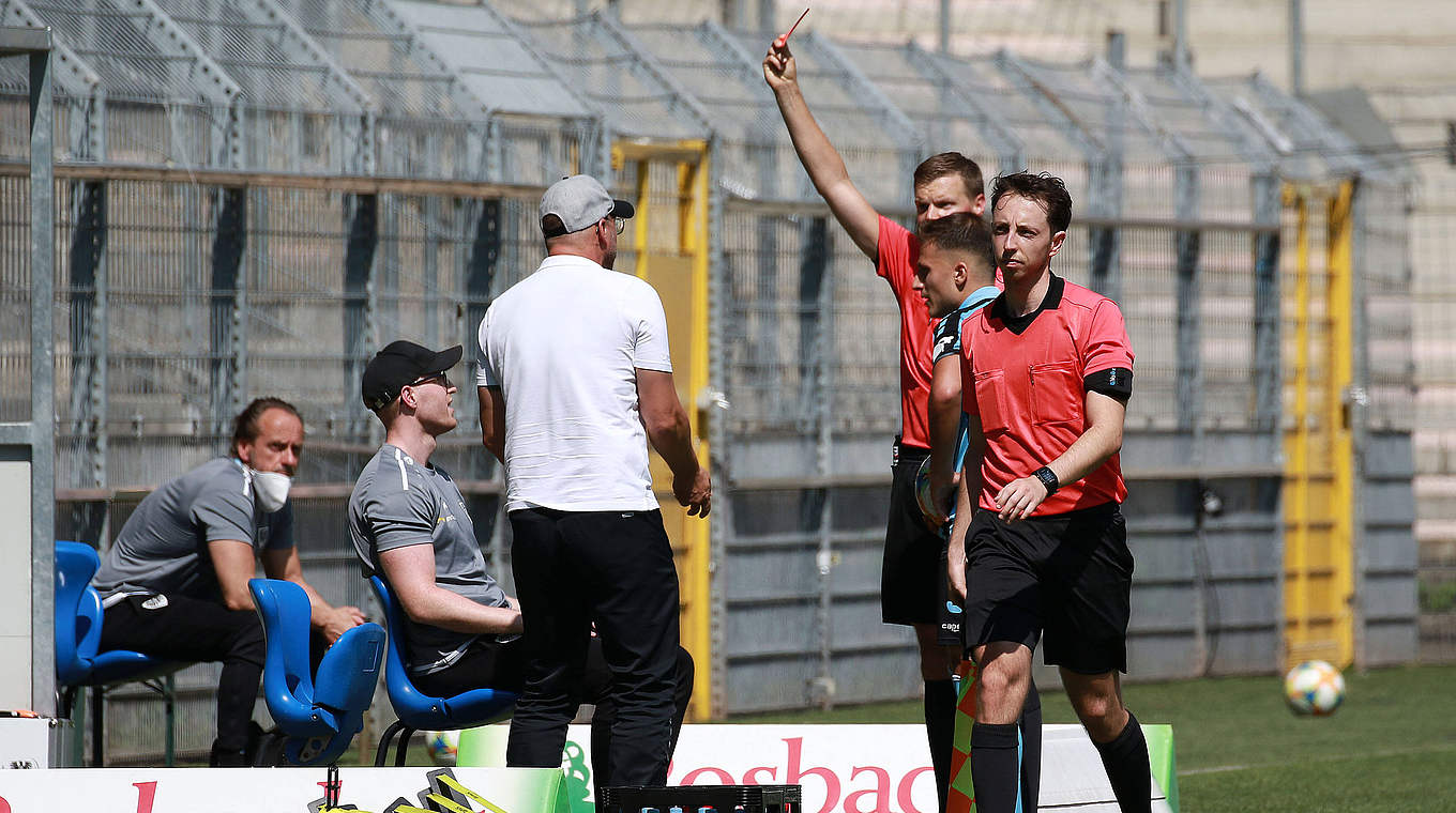 Hat im nächsten Spiel Innenraumverbot: Münsters Co-Trainer Louis Cordes (2.v.l.) © imago images/Jan Huebner