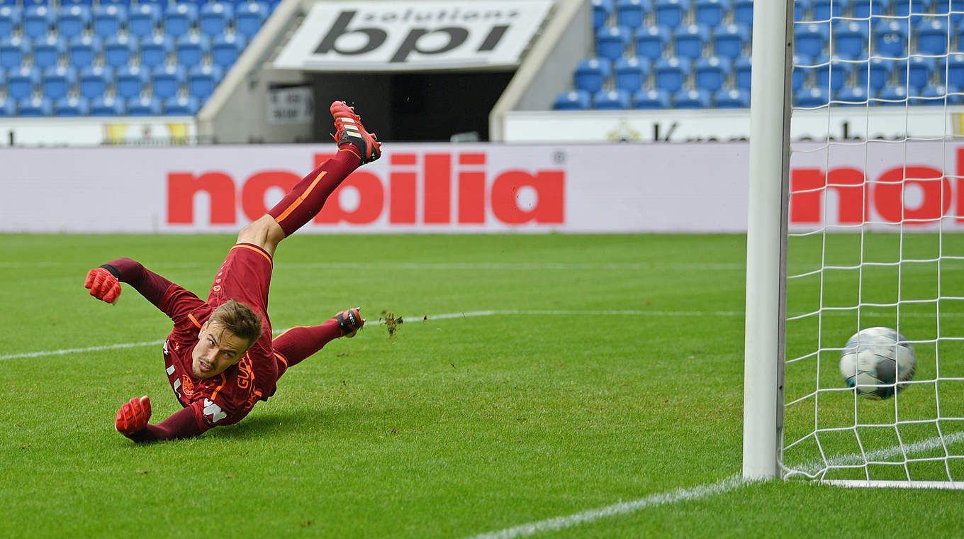 Rein ins Netz: Lok-Keeper Fabian Guderitz ist bei Verls Treffer zum 1:1 machtlos © 2020 Getty Images